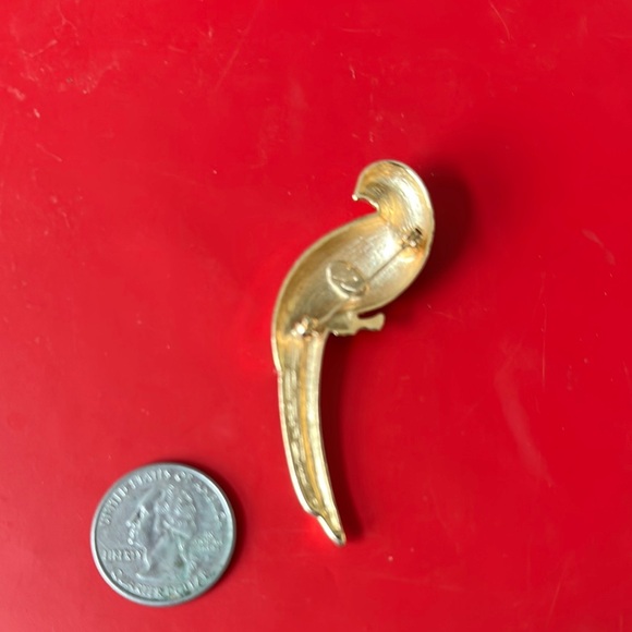 Elegant Gold and Blue Parrot Brooch - Picture 3 of 4